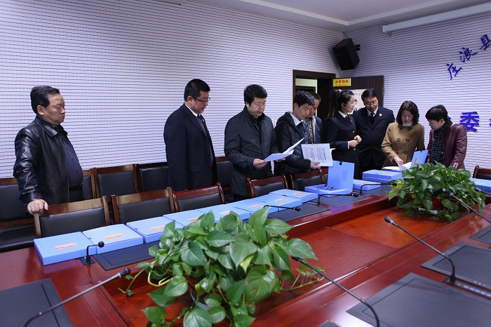 翻阅资料.jpg
