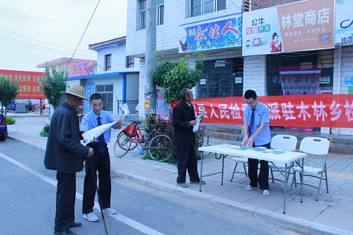 崇信县检察院走进乡镇开展民行检察法治宣传活动2.jpg