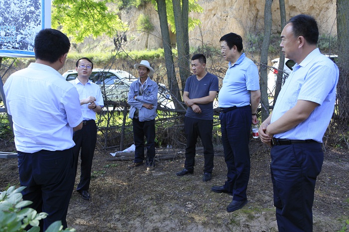 省检察院党组成员权有让调研盘安镇脱贫攻坚和县检察院工作3.jpg