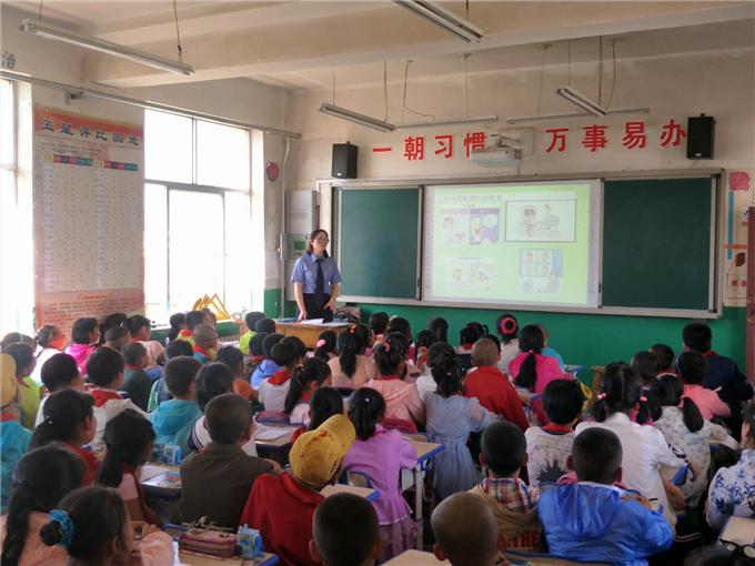 灵台“法治进校园”活动1.jpg