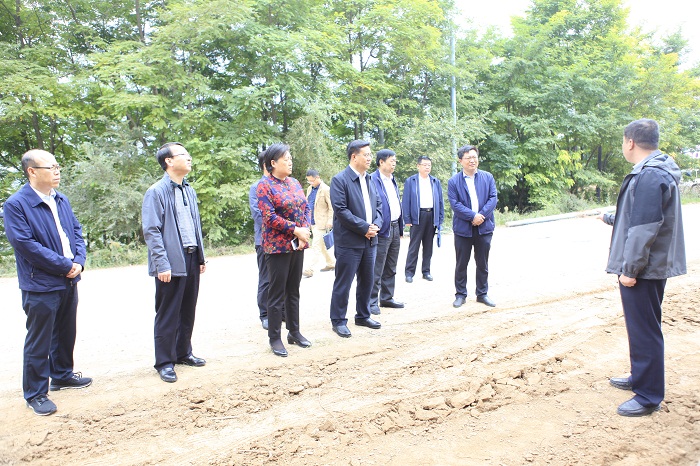 省检察院检察长朱玉调研督导庄浪县盘安镇脱贫攻坚工作1.jpg