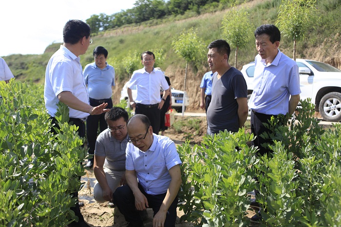 省检察院党组成员权有让调研盘安镇脱贫攻坚和县检察院工作2.jpg