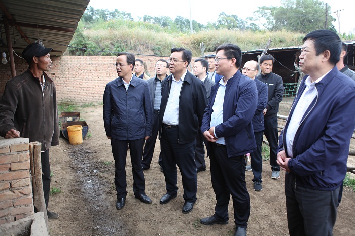 省检察院检察长朱玉调研督导庄浪县盘安镇脱贫攻坚工作4.jpg