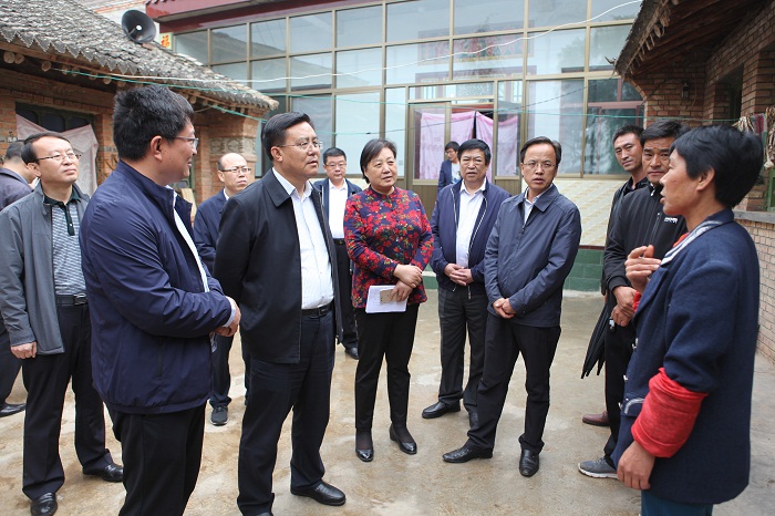 省检察院检察长朱玉调研督导庄浪县盘安镇脱贫攻坚工作2.jpg