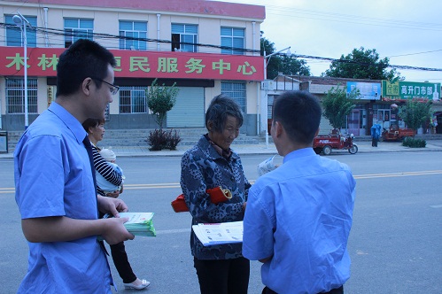 崇信县检察院走进乡镇开展民行检察法治宣传活动3.jpg