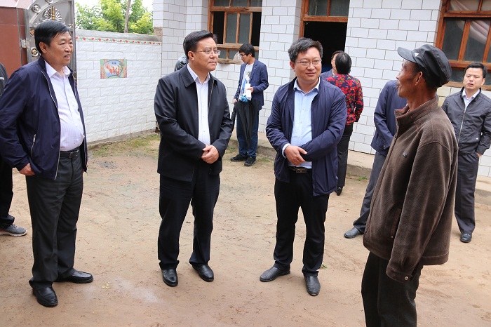 省检察院检察长朱玉调研督导庄浪县盘安镇脱贫攻坚工作3.jpg