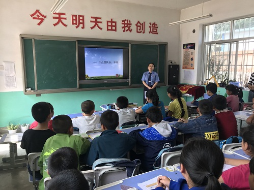 崇信县检察院创新授课模式积极开展法治进校园活动1.jpg